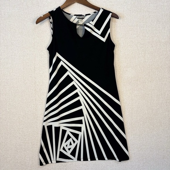 Haani Dresses & Skirts - Haani Womens Black White Geometric Optical Illusion Keyhole Shift Dress Small
